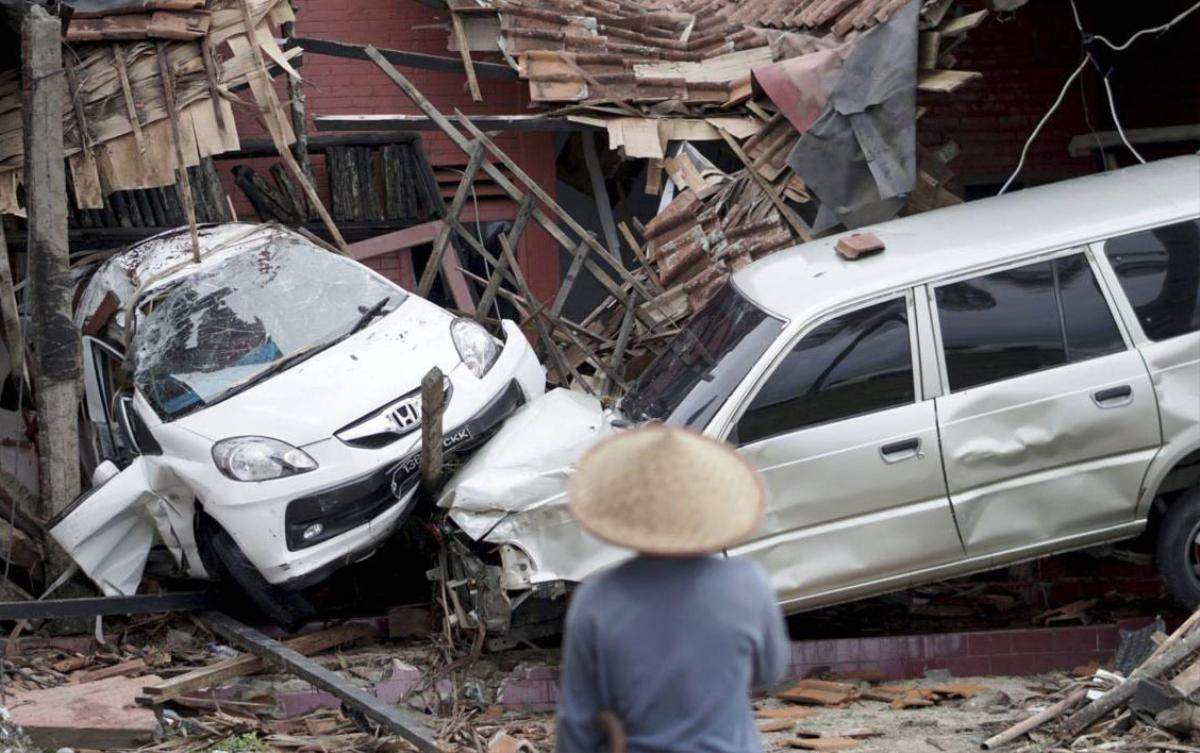 Cảnh núi lửa Indonesia tiếp tục phun trào dữ dội vài tiếng sau trận sóng thần kinh hoàng Ảnh 1