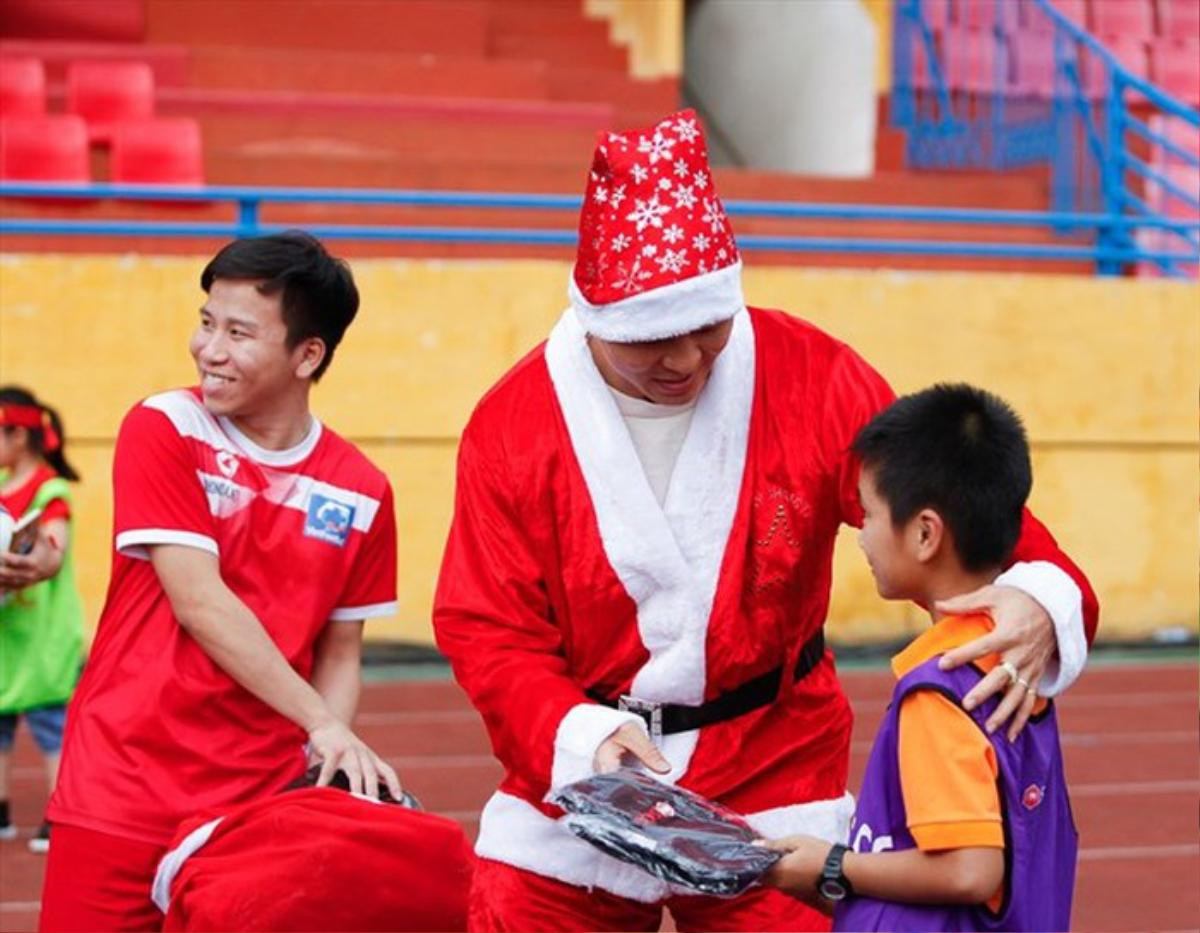 Giáng sinh muôn màu của các cầu thủ: Lâm Tây đẹp trai nhất hội, Đức Chinh lại vui vẻ cùng 'bạn mới' Ảnh 2