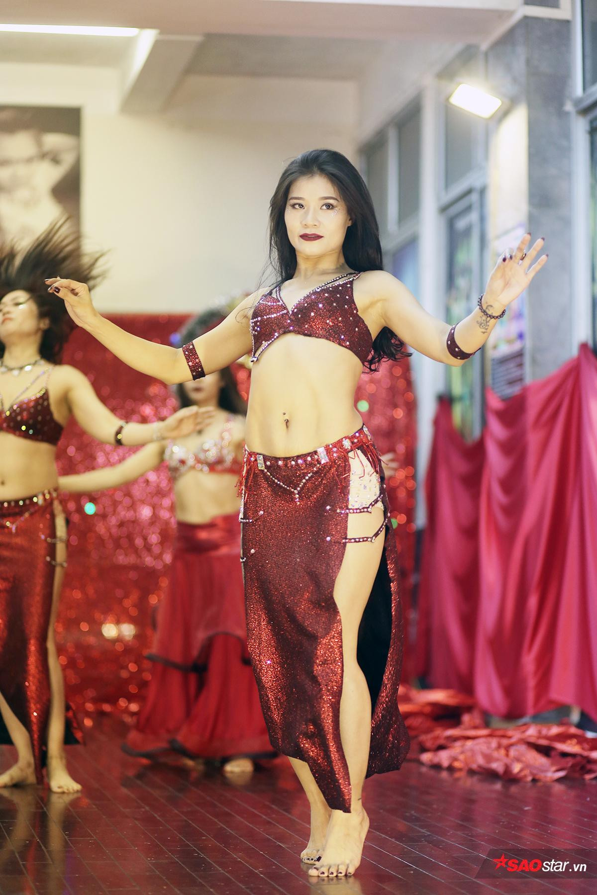 Ngắm vũ công bellydance khoe thân hình nóng bỏng trong đêm Giáng sinh Ảnh 11