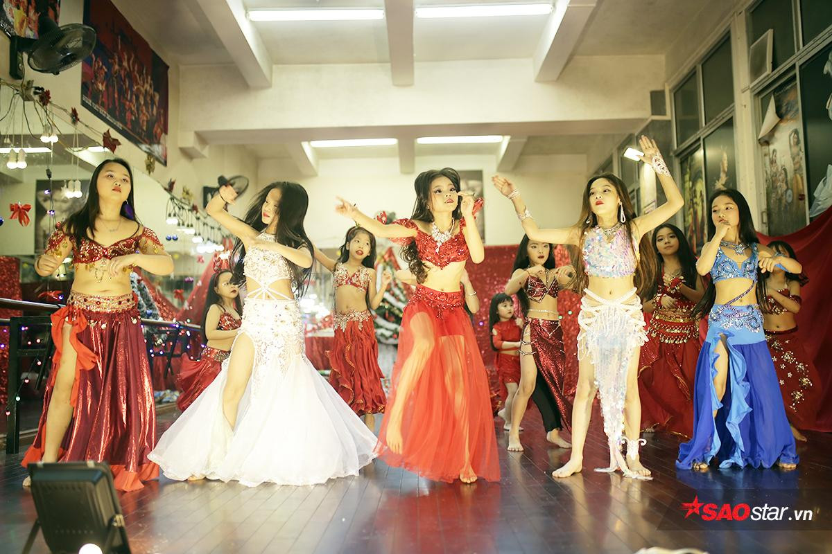 Ngắm vũ công bellydance khoe thân hình nóng bỏng trong đêm Giáng sinh Ảnh 5