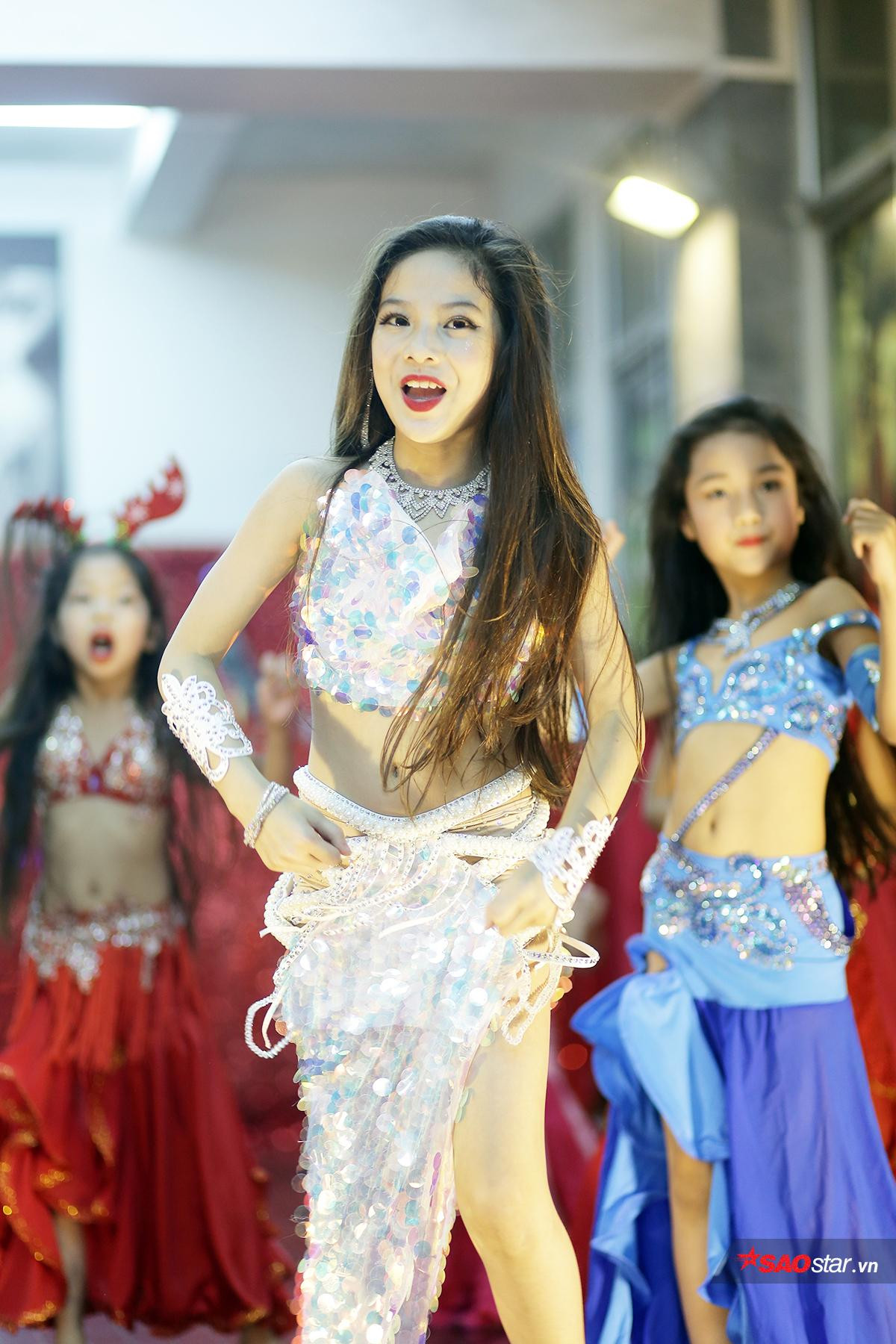 Ngắm vũ công bellydance khoe thân hình nóng bỏng trong đêm Giáng sinh Ảnh 10