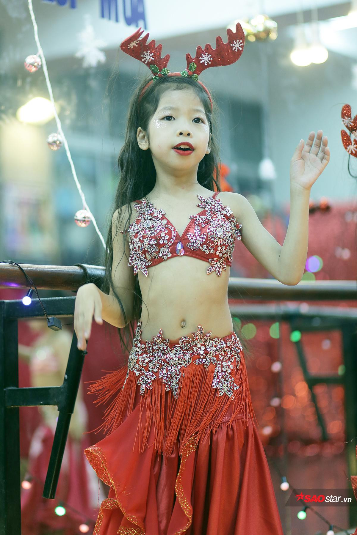 Ngắm vũ công bellydance khoe thân hình nóng bỏng trong đêm Giáng sinh Ảnh 8