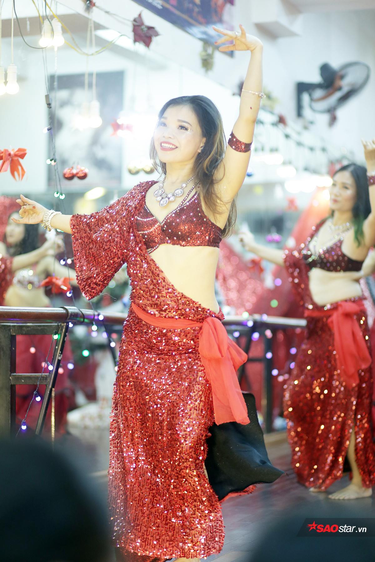 Ngắm vũ công bellydance khoe thân hình nóng bỏng trong đêm Giáng sinh Ảnh 15