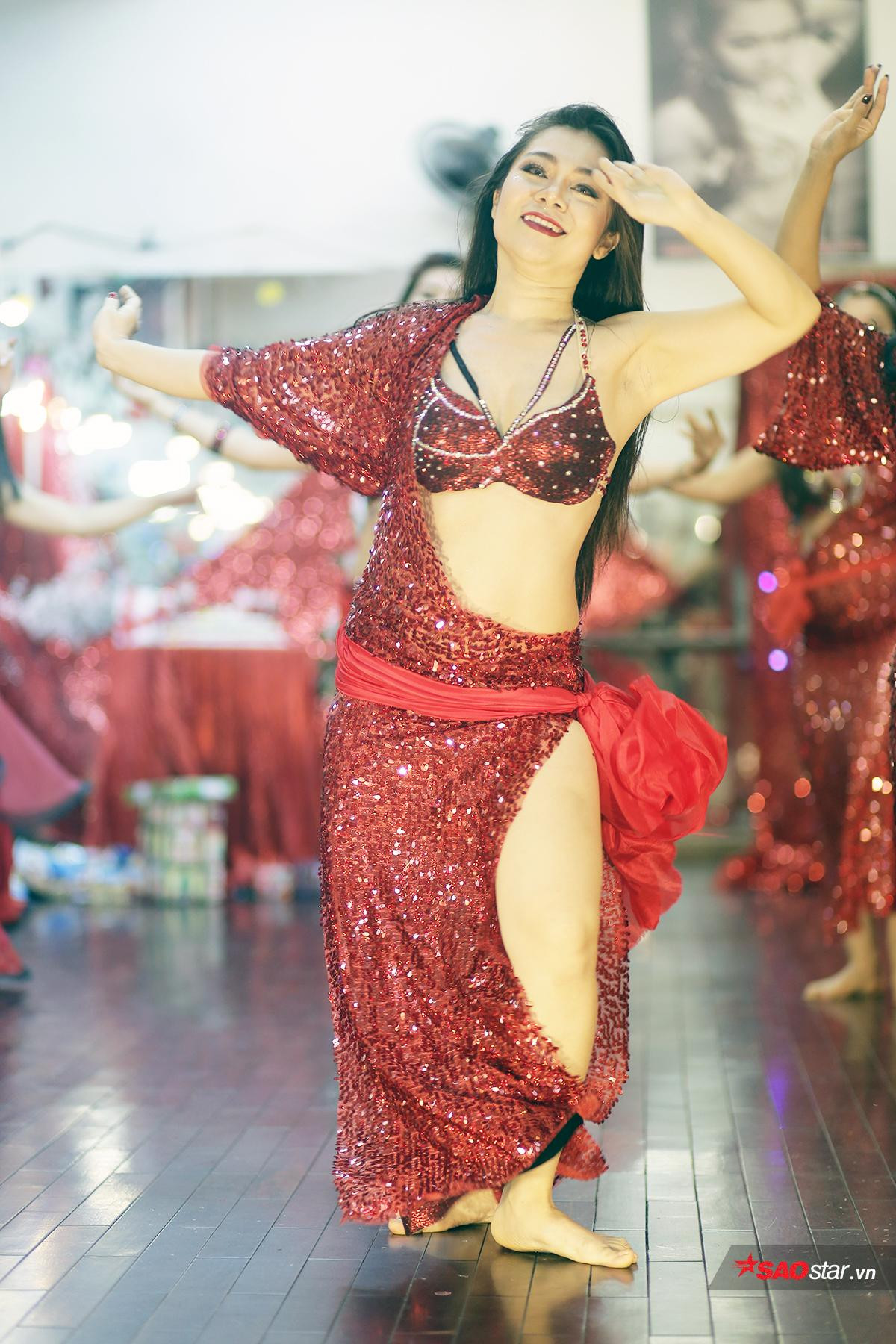 Ngắm vũ công bellydance khoe thân hình nóng bỏng trong đêm Giáng sinh Ảnh 14