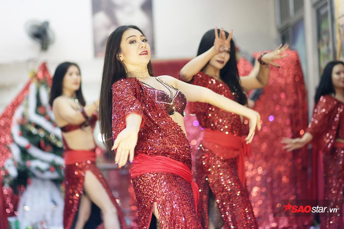 Ngắm vũ công bellydance khoe thân hình nóng bỏng trong đêm Giáng sinh Ảnh 1