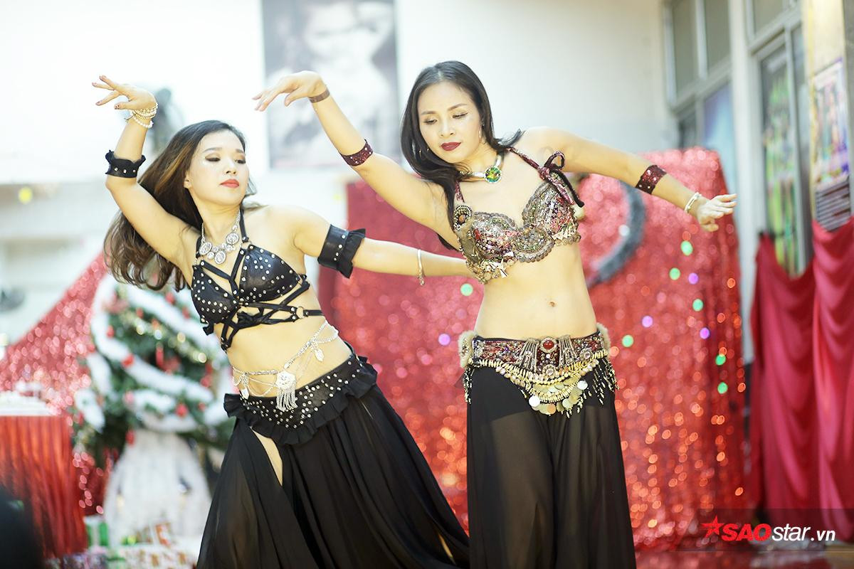 Ngắm vũ công bellydance khoe thân hình nóng bỏng trong đêm Giáng sinh Ảnh 4