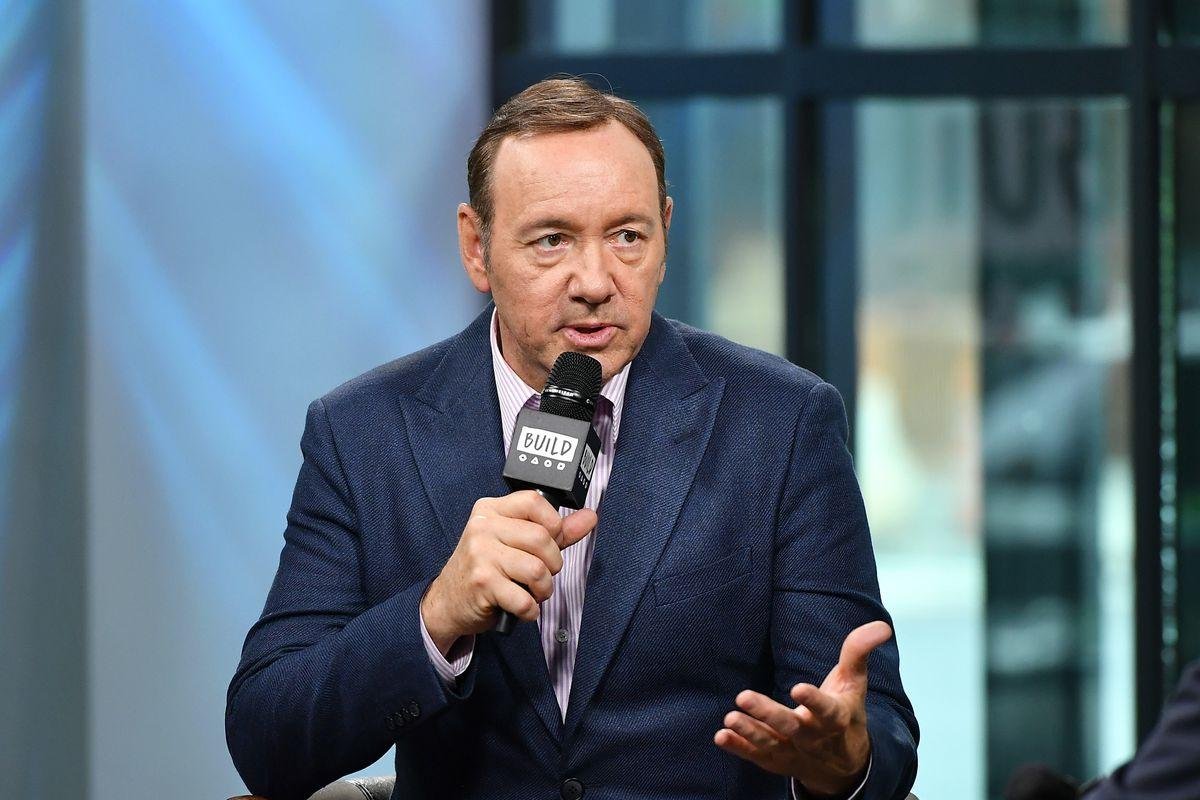 Trong lúc chờ phán quyết tội danh tấn công tình dục, Kevin Spacey bất ngờ đăng video gây hoang mang và tranh cãi Ảnh 5