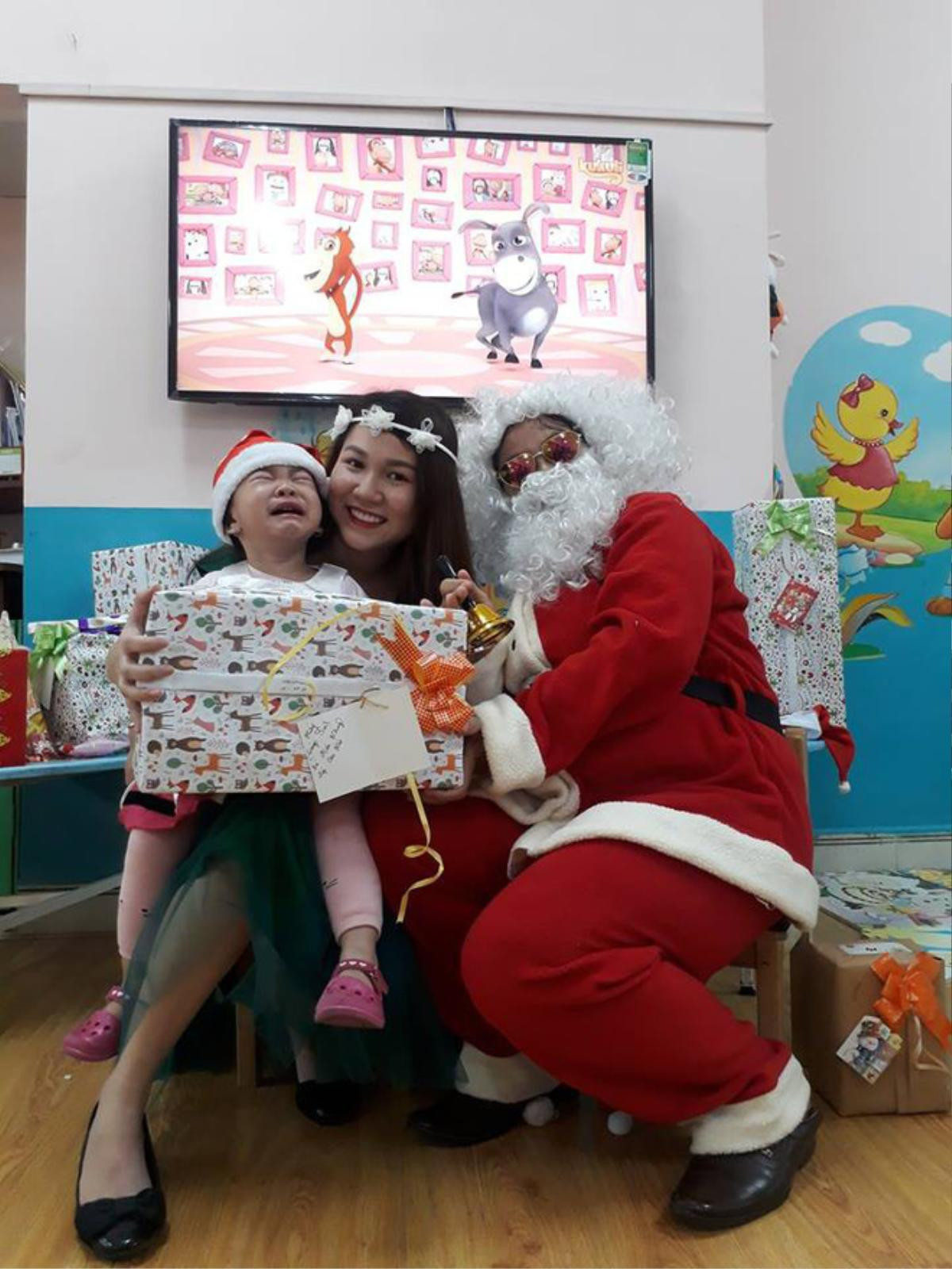 Dở khóc dở cười khi trẻ nhìn thấy ông già Noel: Bé khóc nấc không thành tiếng, có bé 'thảm thương' trông đến tội Ảnh 3