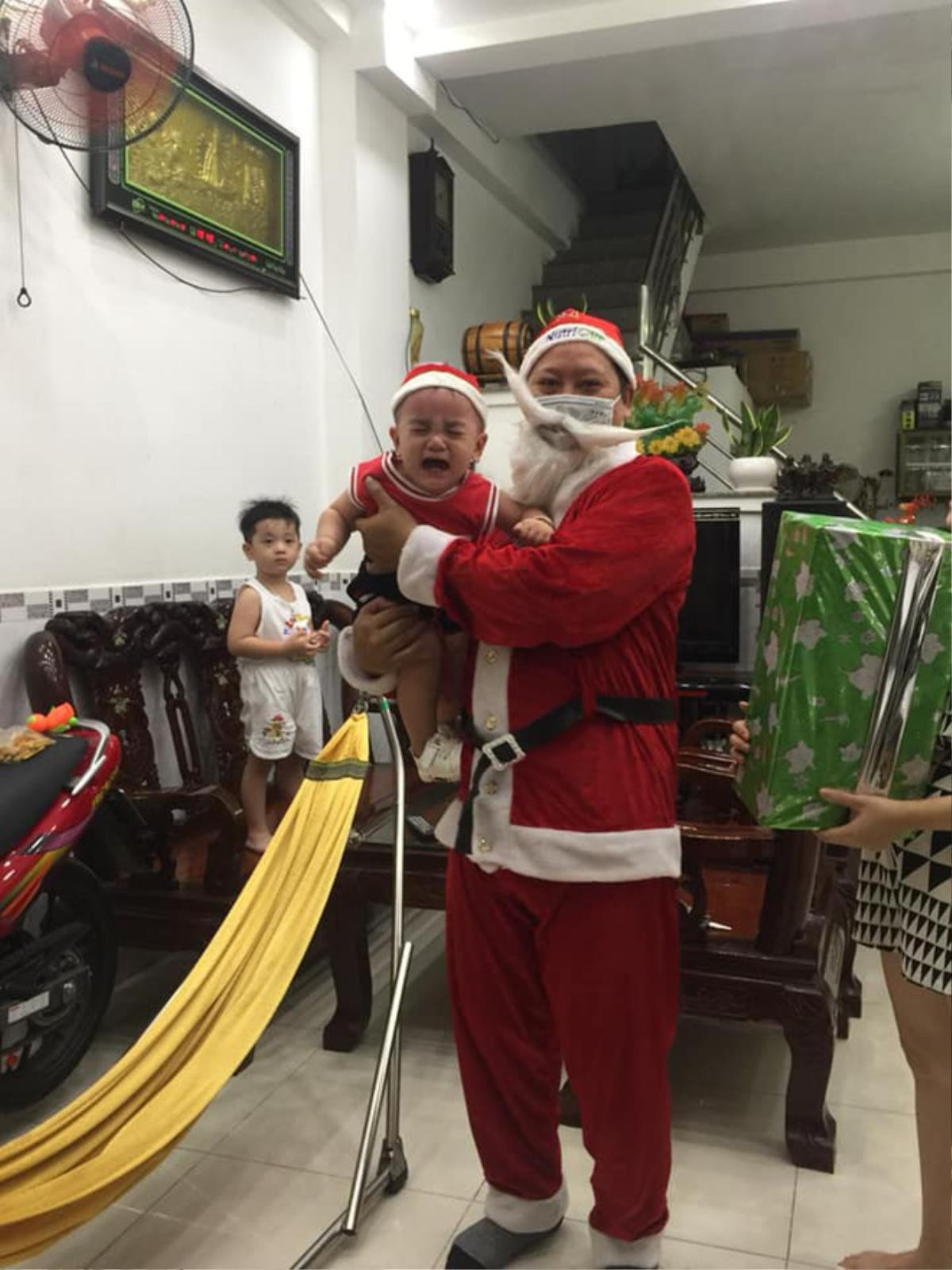 Dở khóc dở cười khi trẻ nhìn thấy ông già Noel: Bé khóc nấc không thành tiếng, có bé 'thảm thương' trông đến tội Ảnh 4