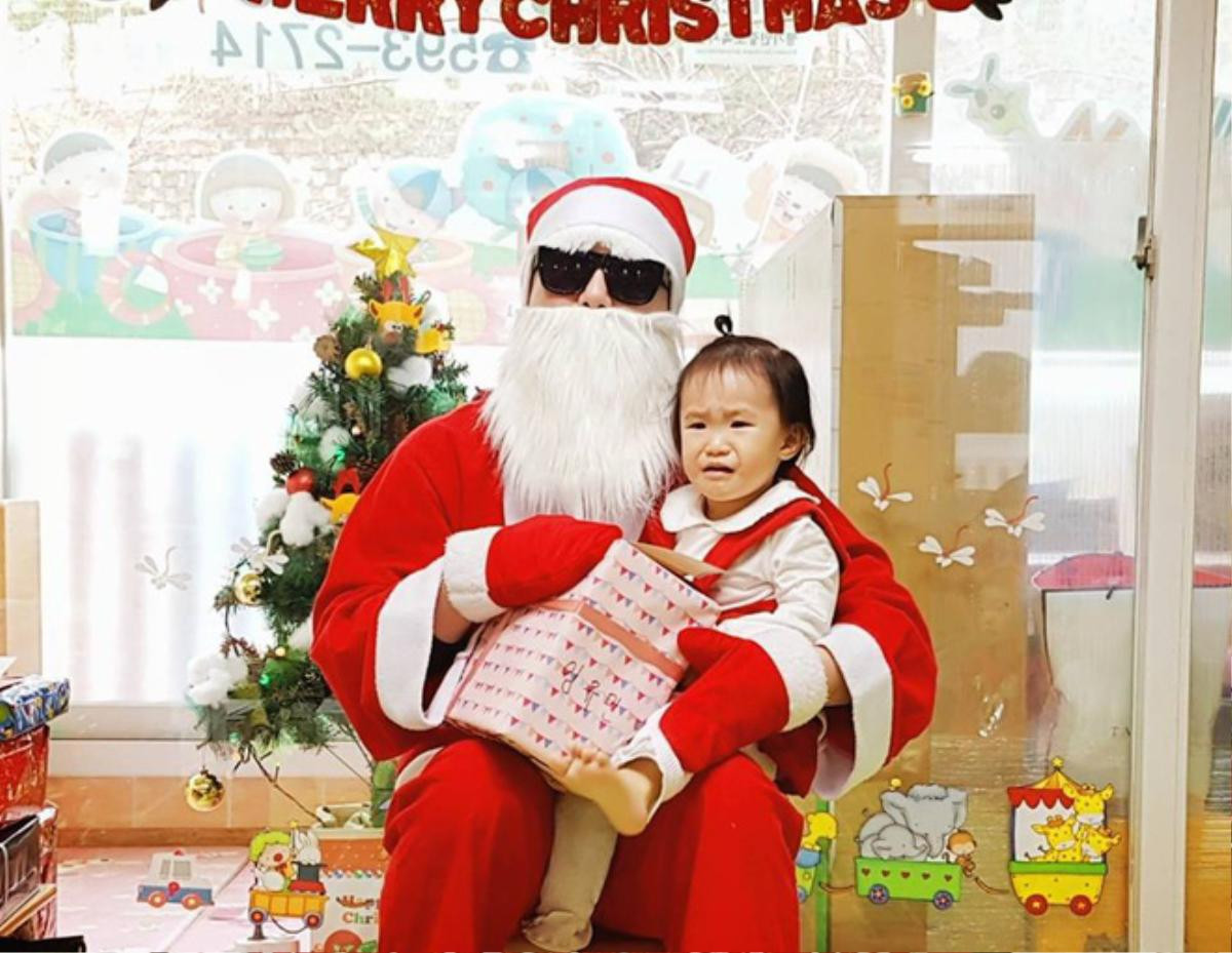 Dở khóc dở cười khi trẻ nhìn thấy ông già Noel: Bé khóc nấc không thành tiếng, có bé 'thảm thương' trông đến tội Ảnh 5