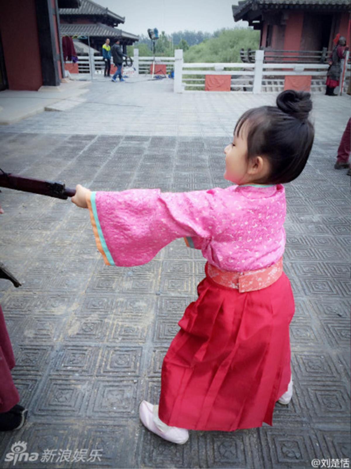 'Minh Lan truyện': Cô bé Lưu Sở Điềm đáng yêu đóng vai Tiểu Minh Lan - Triệu Lệ Dĩnh lúc nhỏ là ai? Ảnh 9