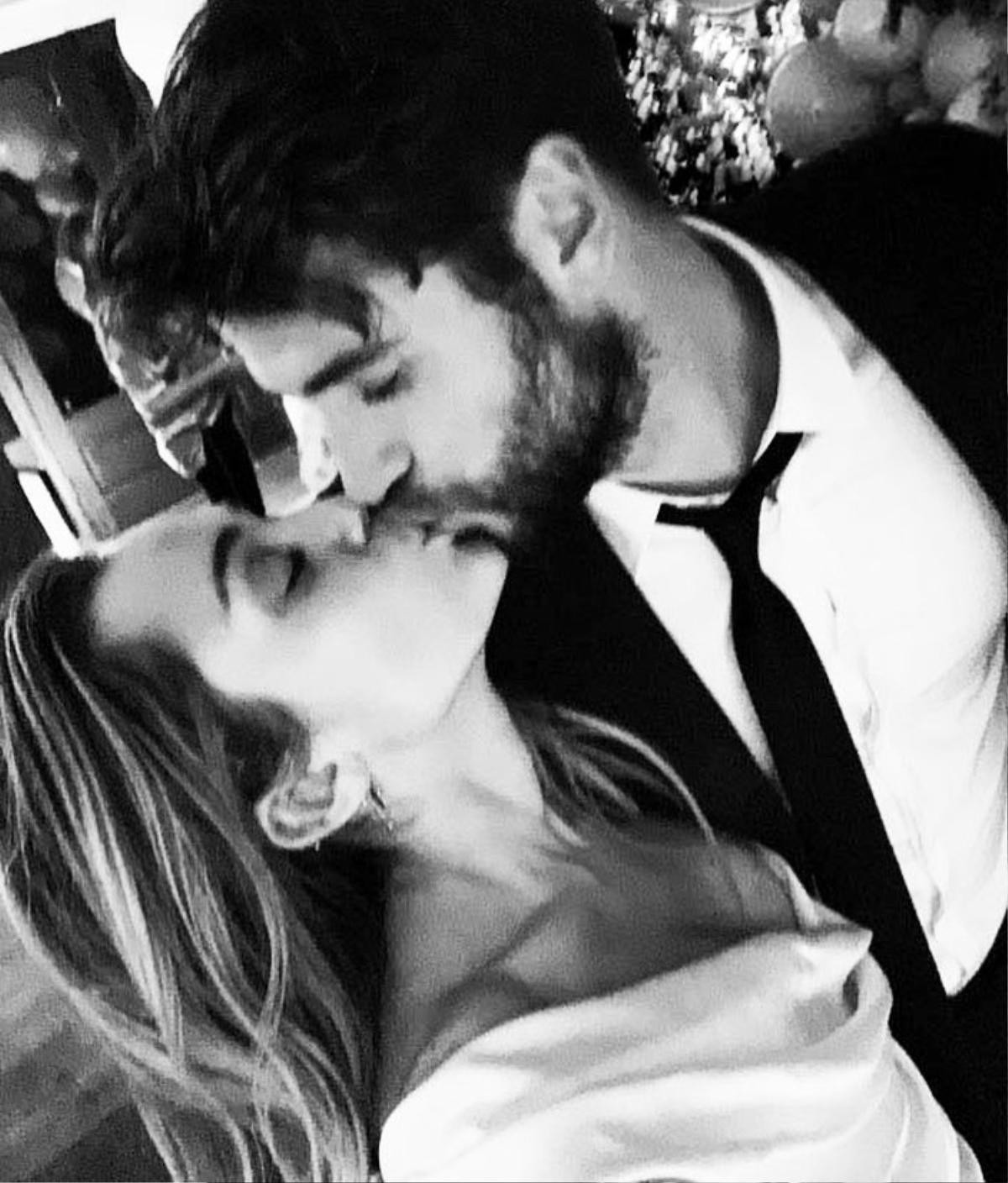 Miley Cyrus 'quậy' tưng từng trong đám cưới của mình và Liam Hemsworth Ảnh 4