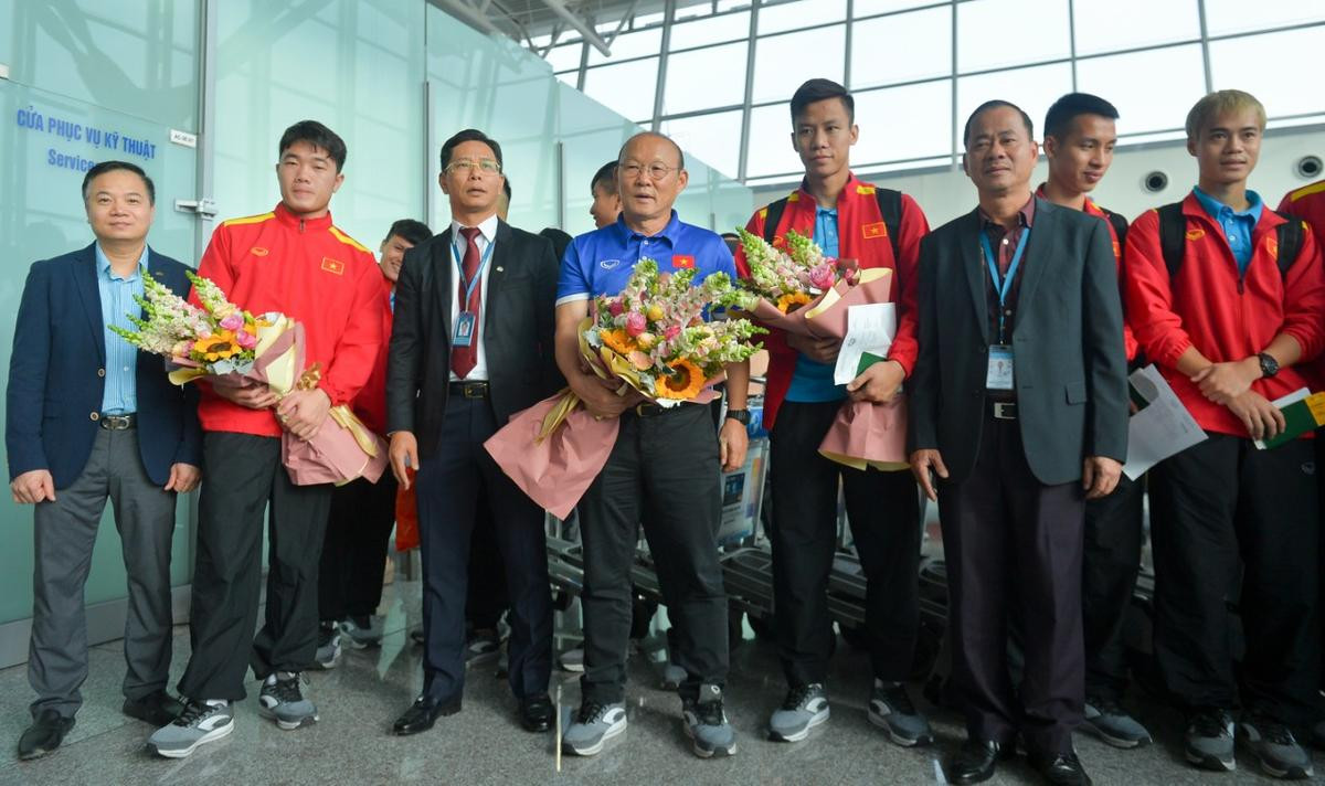 Công Phượng, Quang Hải lặng lẽ ở sân bay, Hà Đức Chinh, Văn Lâm tươi cười chụp hình cùng fan trước khi sang Qatar Ảnh 5