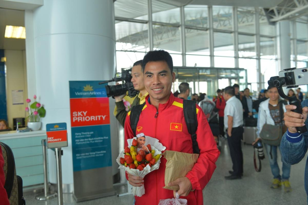 Công Phượng, Quang Hải lặng lẽ ở sân bay, Hà Đức Chinh, Văn Lâm tươi cười chụp hình cùng fan trước khi sang Qatar Ảnh 7