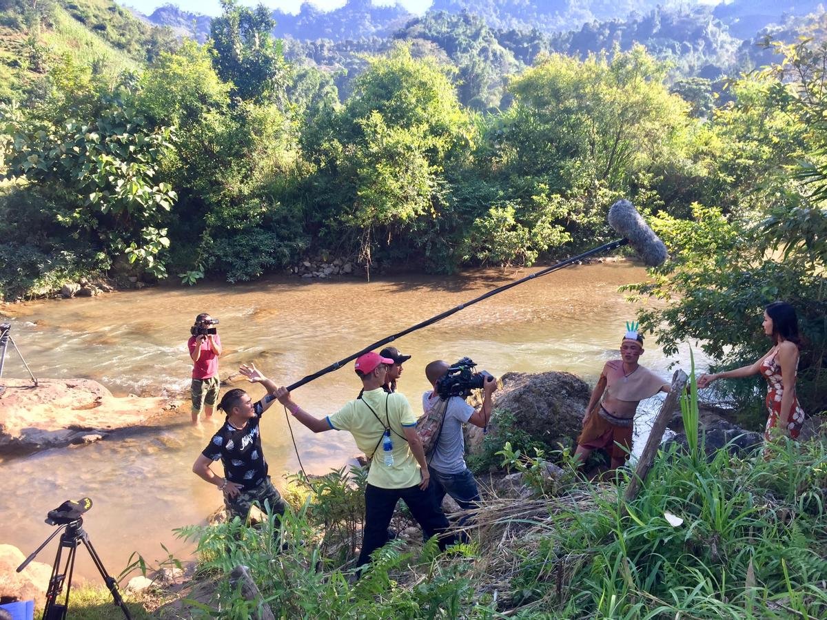 Đạo diễn 'Tỷ phú đè đại gia 2': Diễn cảnh 'nóng' chân thật là đoàn phim đang tôn trọng khán giả Ảnh 4