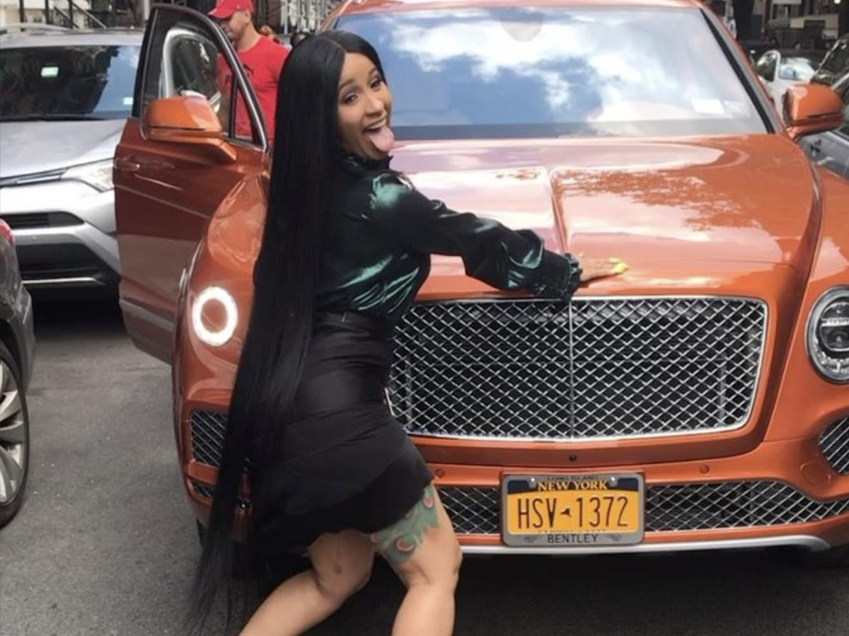 Có hẳn bộ sưu tập xe hơi đắt tiền nhưng rapper nổi tiếng Cardi B lại chẳng biết lái xe Ảnh 2