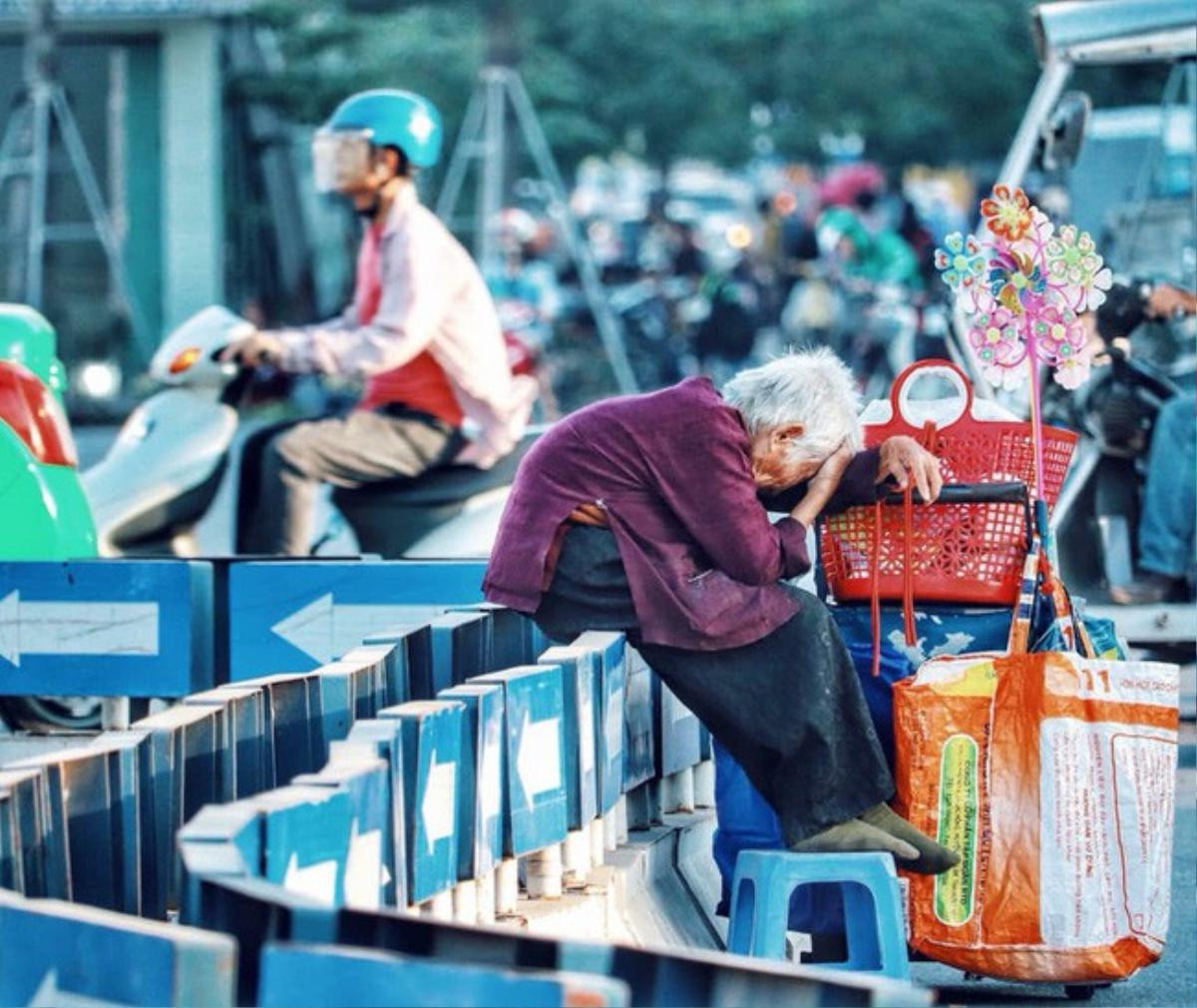 Ngày cuối năm, nhói lòng nhìn cụ bà gần đất xa trời gục mặt vào gánh hàng rong giữa ngã tư Hà Nội Ảnh 1