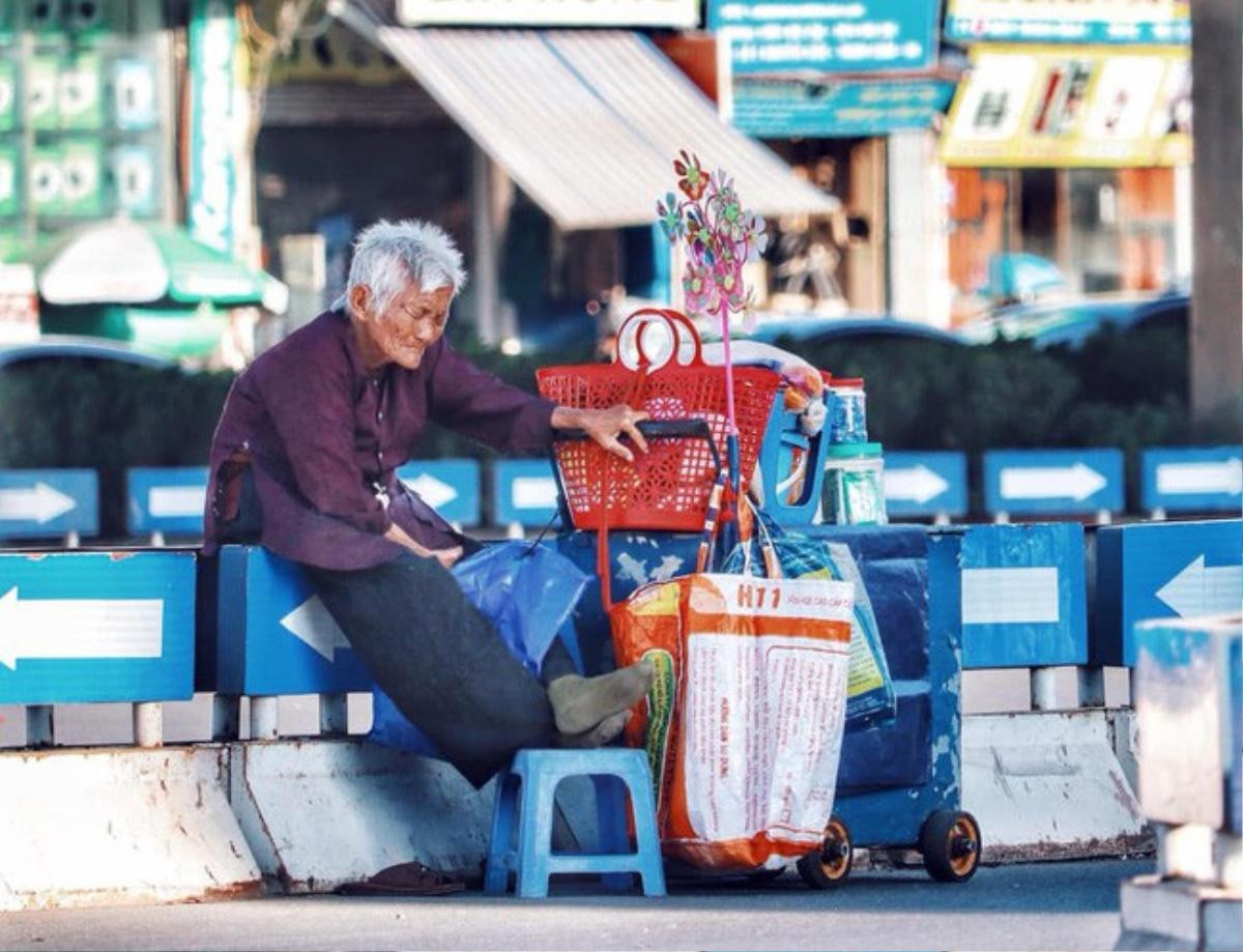 Ngày cuối năm, nhói lòng nhìn cụ bà gần đất xa trời gục mặt vào gánh hàng rong giữa ngã tư Hà Nội Ảnh 2