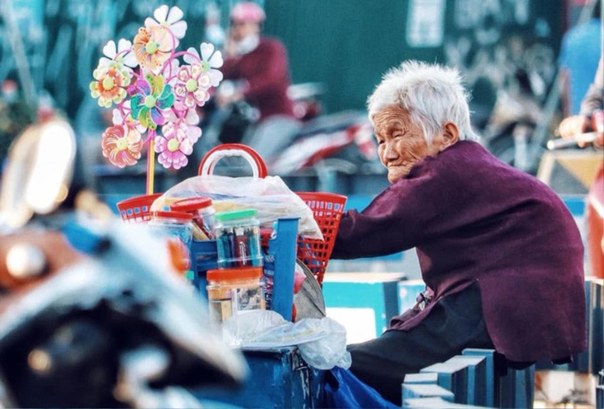 Ngày cuối năm, nhói lòng nhìn cụ bà gần đất xa trời gục mặt vào gánh hàng rong giữa ngã tư Hà Nội Ảnh 3