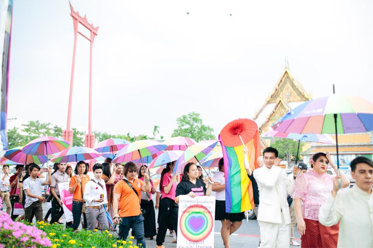 Hôn nhân đồng giới đạt được bước tiến mới tại Thái Lan, hy vọng lớn mở ra cho màu cờ lục sắc Ảnh 3