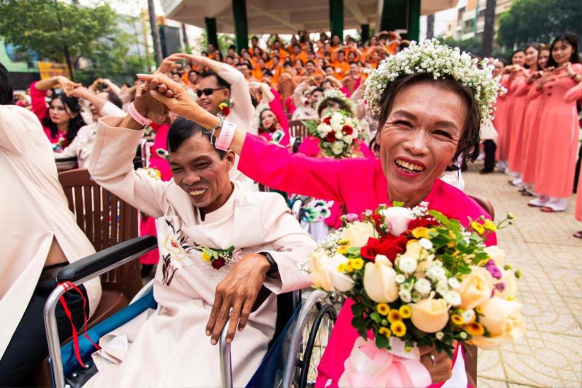 Nụ cười và giọt nước mắt của 50 cặp đôi khuyết tật trong lễ cưới tập thể Sài Gòn Ảnh 13