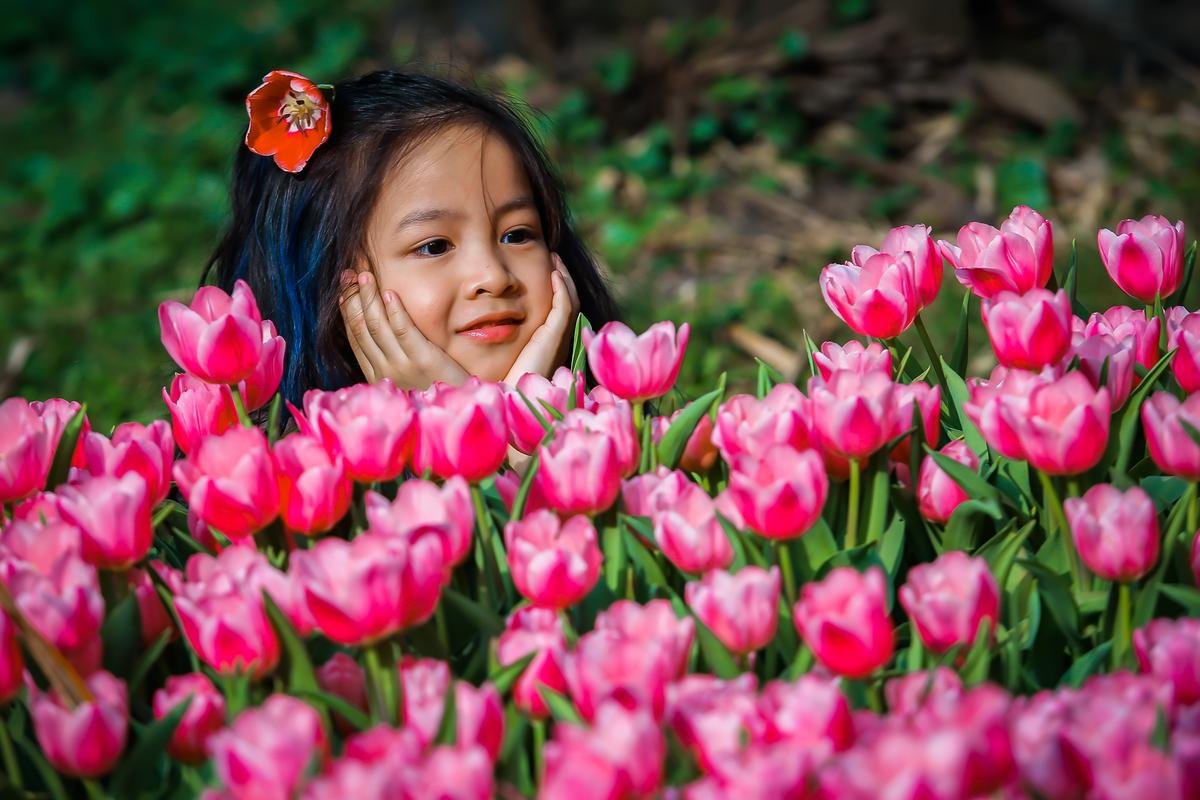 Ngắm trọn bộ ảnh thiên thần nhí 'khoe sắc' cùng hoa tulip Hà Lan Ảnh 9