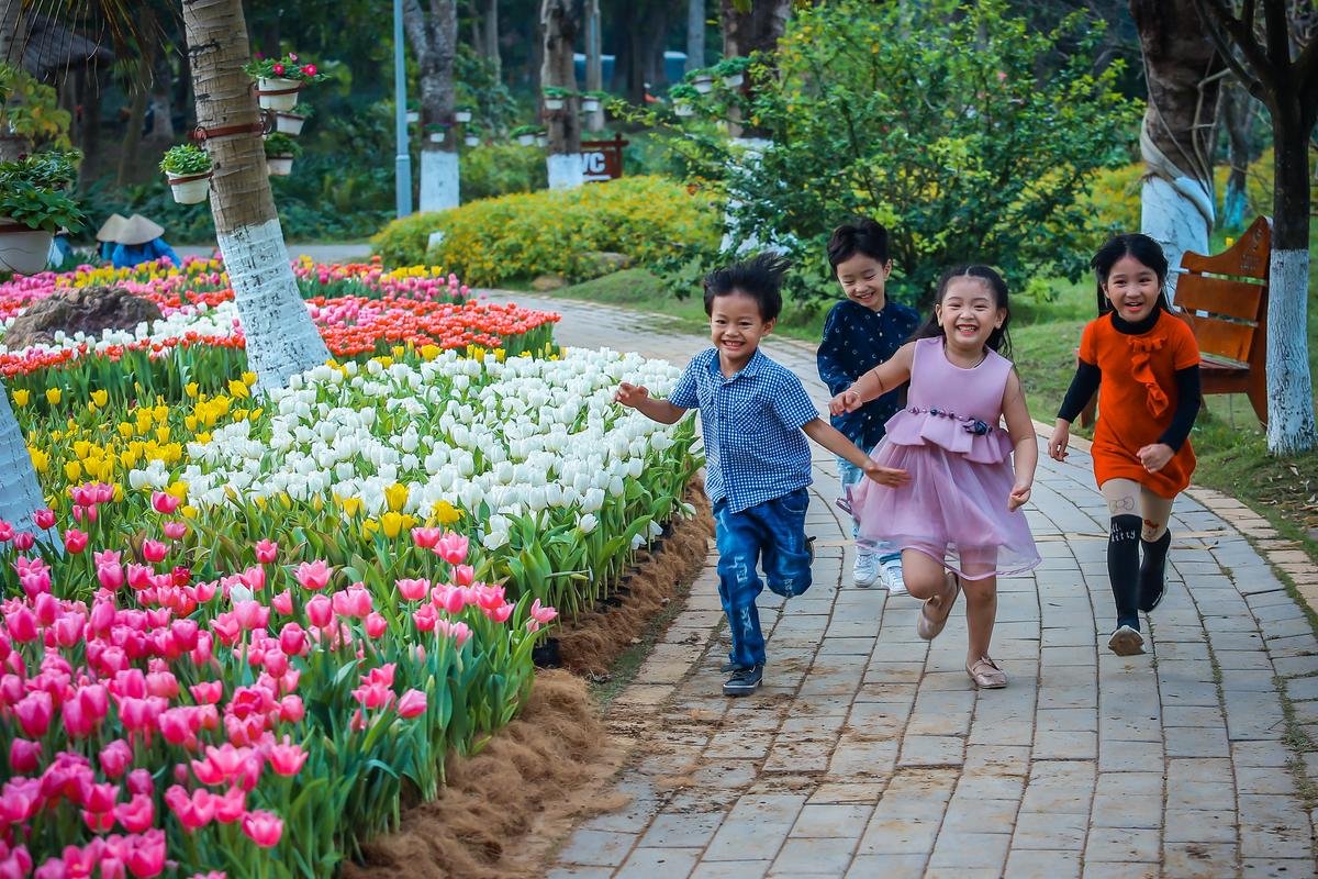 Ngắm trọn bộ ảnh thiên thần nhí 'khoe sắc' cùng hoa tulip Hà Lan Ảnh 10