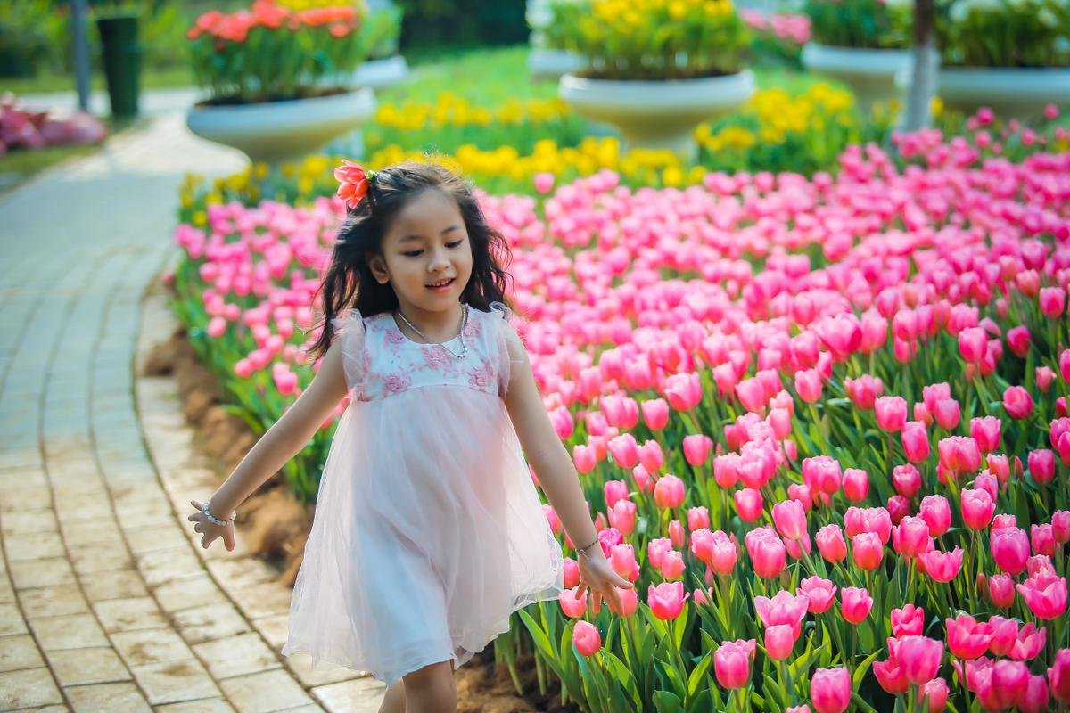 Ngắm trọn bộ ảnh thiên thần nhí 'khoe sắc' cùng hoa tulip Hà Lan Ảnh 8