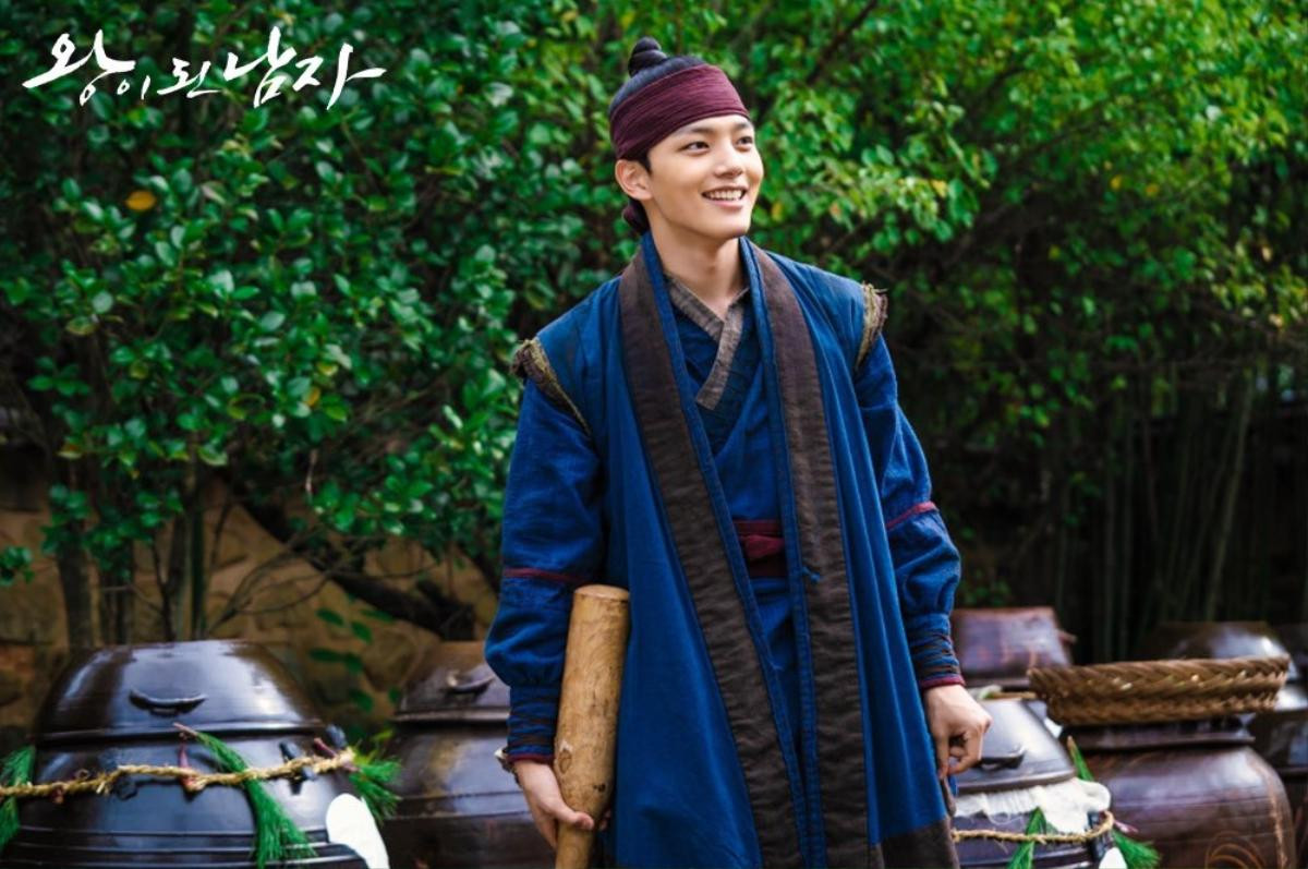 'The Crowned Clown': Yeo Jin Goo nói về hai vai diễn trái ngược và Lee Se Young 'Chị ấy quan tâm tôi rất nhiều' Ảnh 3