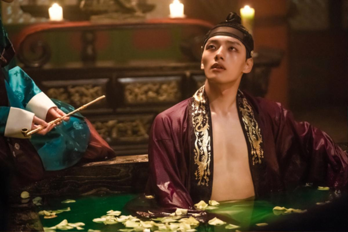 'The Crowned Clown': Yeo Jin Goo nói về hai vai diễn trái ngược và Lee Se Young 'Chị ấy quan tâm tôi rất nhiều' Ảnh 4