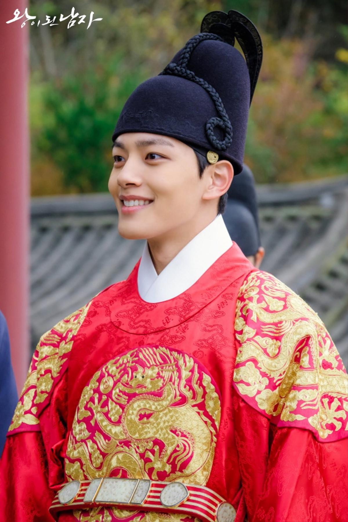 'The Crowned Clown': Yeo Jin Goo nói về hai vai diễn trái ngược và Lee Se Young 'Chị ấy quan tâm tôi rất nhiều' Ảnh 6