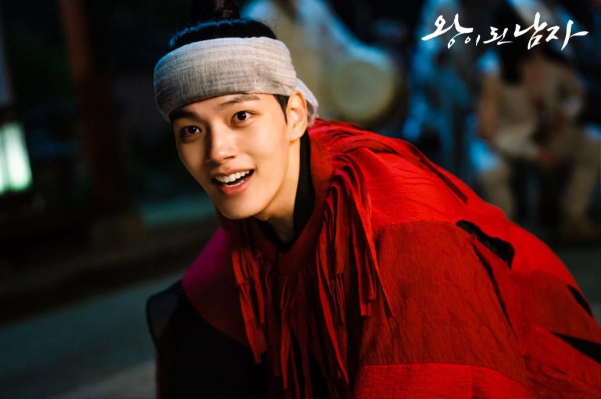 'The Crowned Clown': Yeo Jin Goo nói về hai vai diễn trái ngược và Lee Se Young 'Chị ấy quan tâm tôi rất nhiều' Ảnh 2