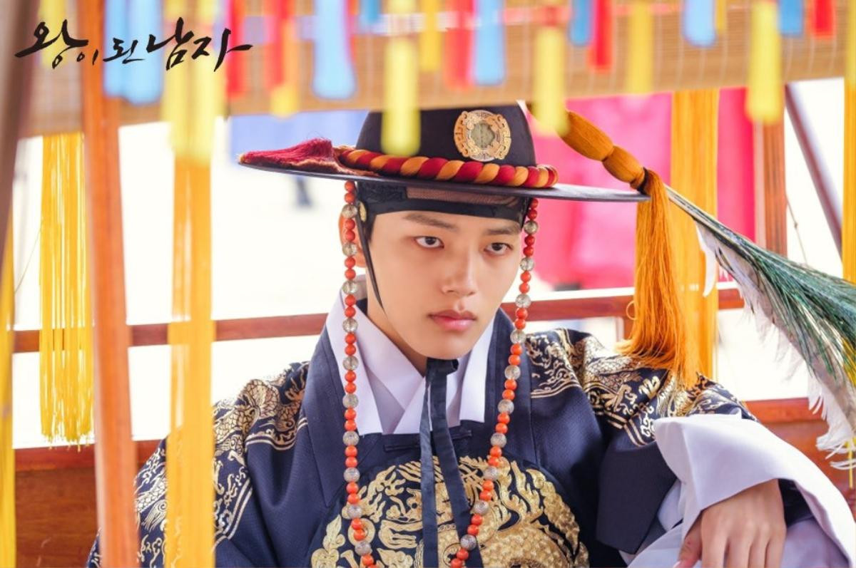 'The Crowned Clown': Yeo Jin Goo nói về hai vai diễn trái ngược và Lee Se Young 'Chị ấy quan tâm tôi rất nhiều' Ảnh 5