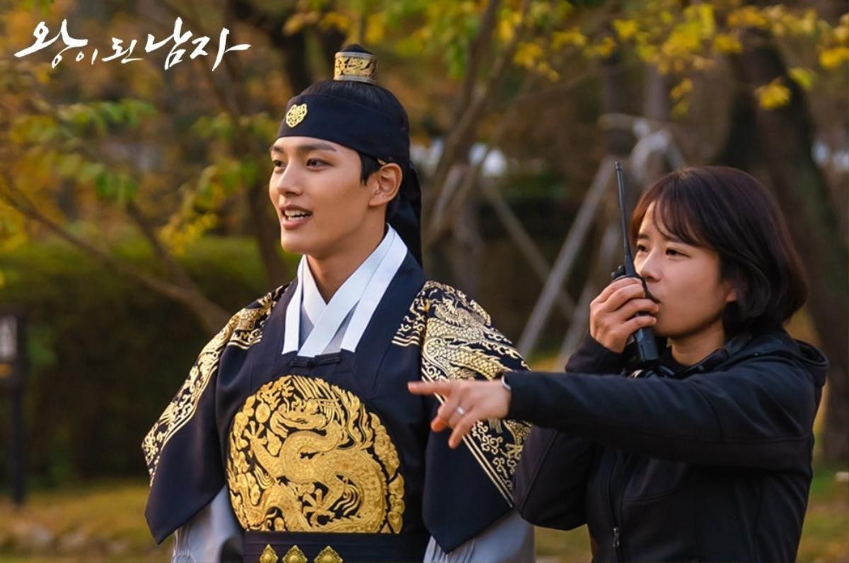 'The Crowned Clown': Yeo Jin Goo nói về hai vai diễn trái ngược và Lee Se Young 'Chị ấy quan tâm tôi rất nhiều' Ảnh 8