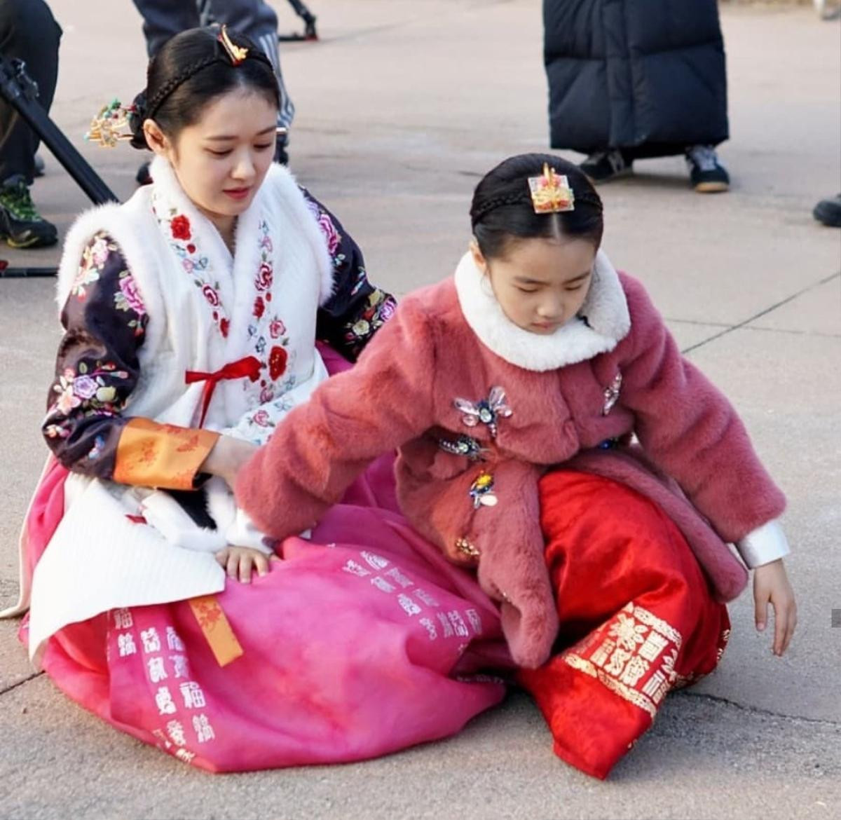 'Ma cà rồng' Jang Nara đáng yêu như gái 18 tại hậu trường 'Hoàng hậu cuối cùng' Ảnh 22