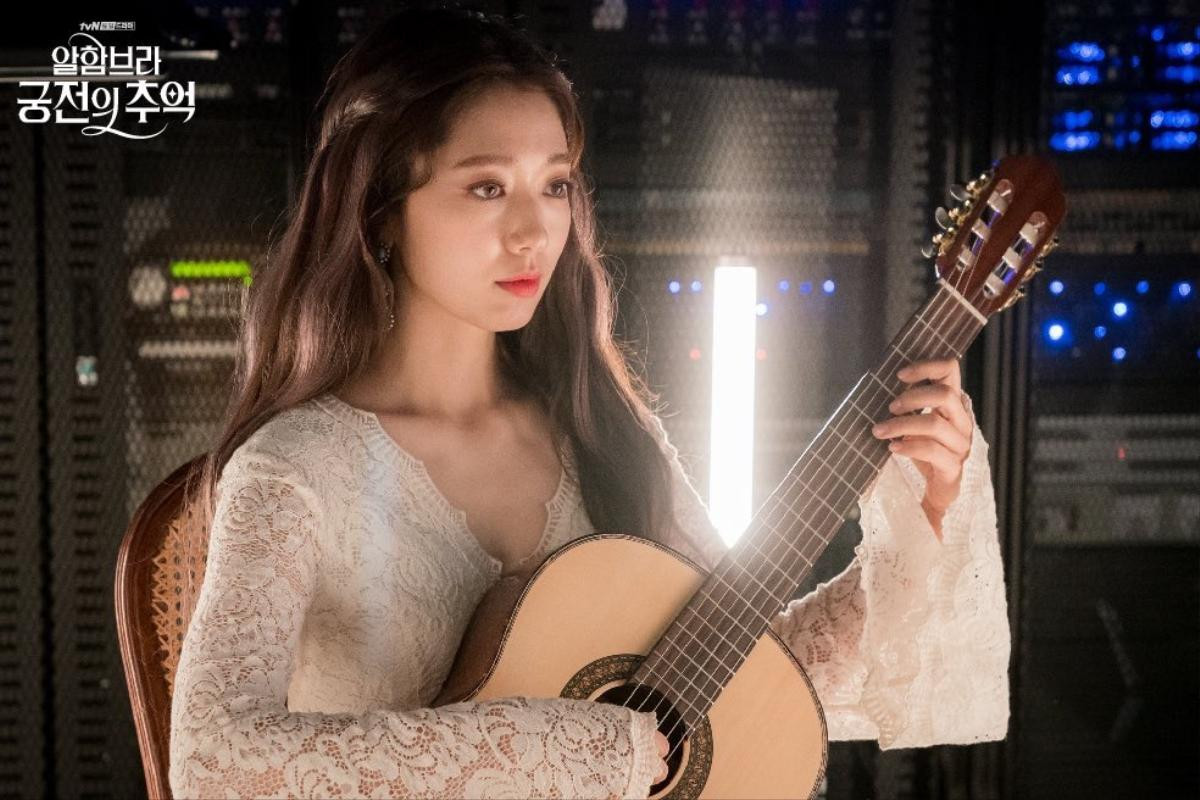 Park Shin Hye 'hớp hồn' người xem với nhân vật Emma bí ẩn trong 'Memories of the Alhambra' Ảnh 4