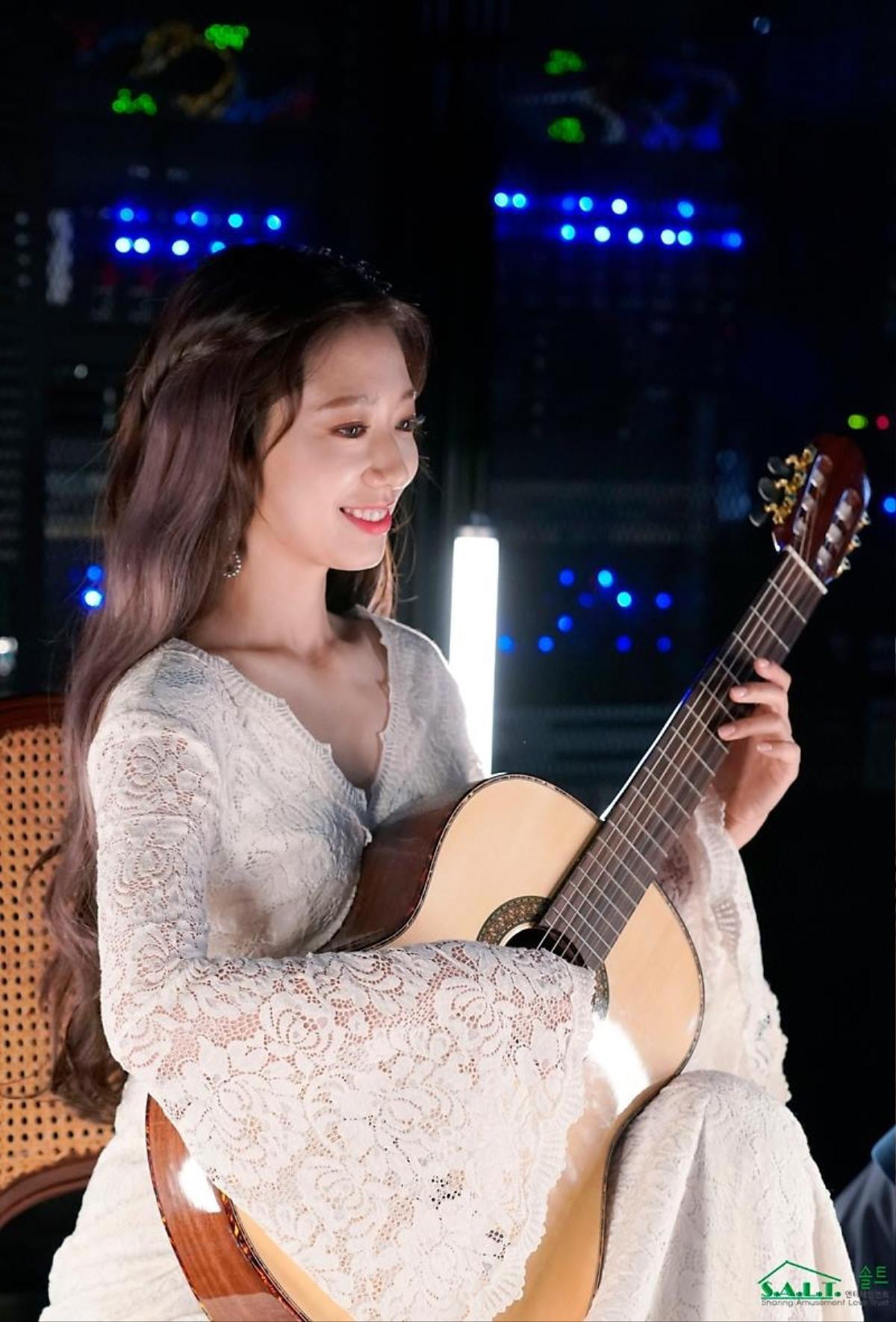 Park Shin Hye 'hớp hồn' người xem với nhân vật Emma bí ẩn trong 'Memories of the Alhambra' Ảnh 3