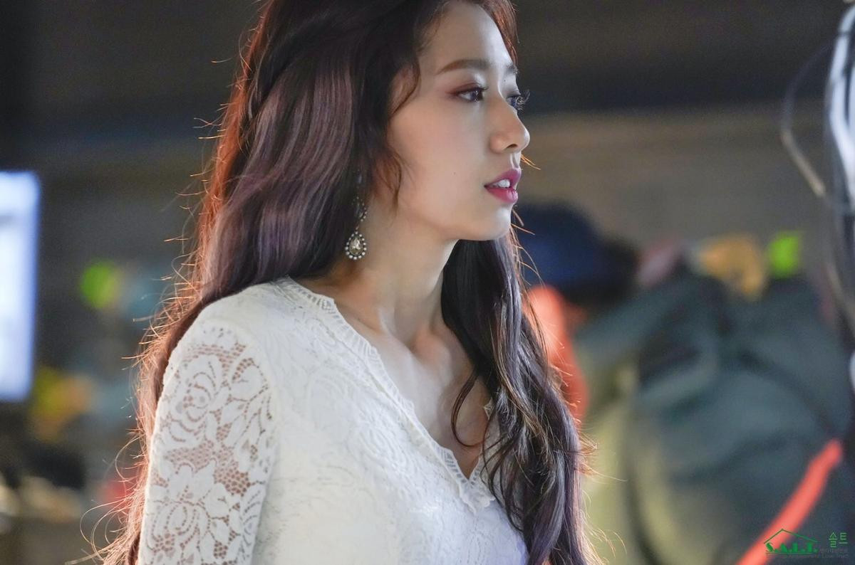 Park Shin Hye 'hớp hồn' người xem với nhân vật Emma bí ẩn trong 'Memories of the Alhambra' Ảnh 1