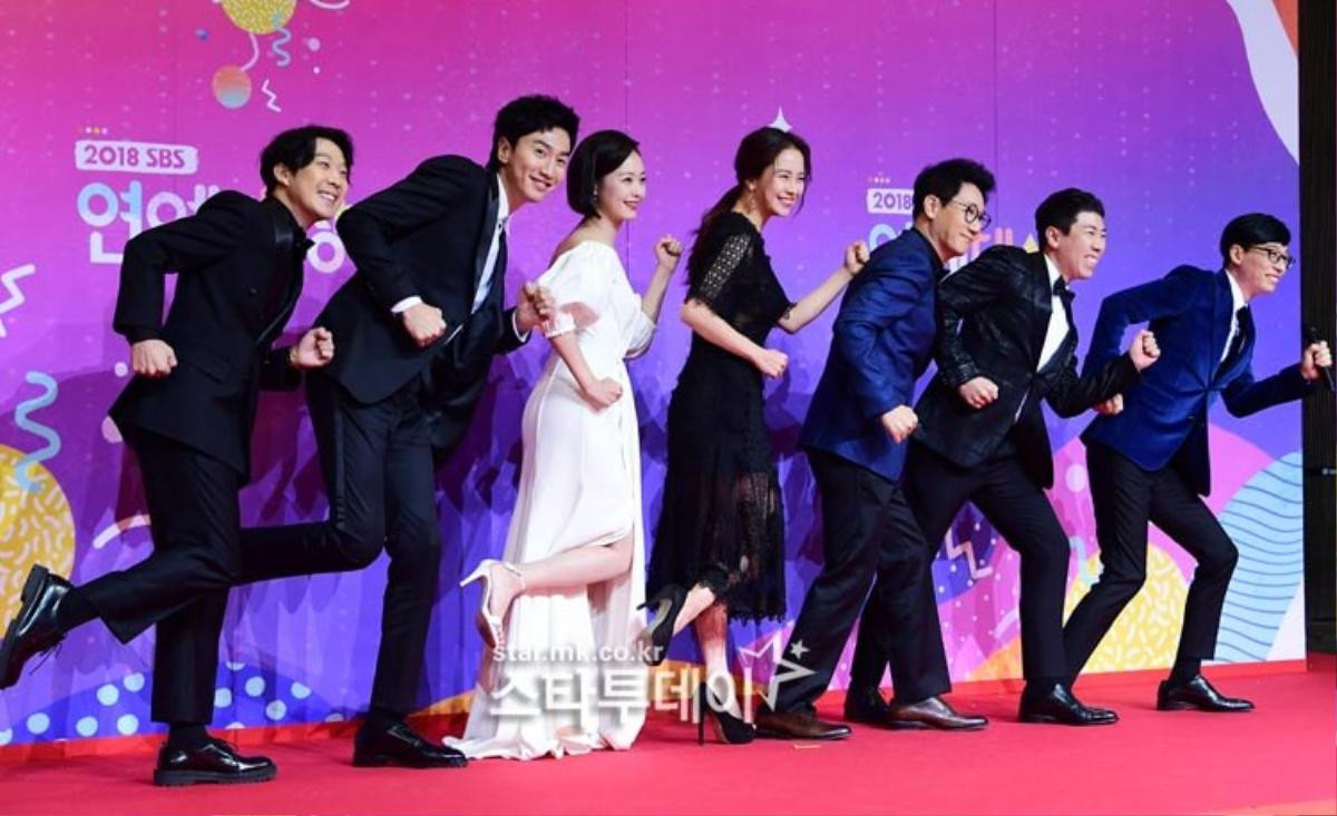 Thảm đỏ 'SBS Entertainment Awards 2018': Song Ji Hyo giản dị, Jeon So Mi - Jeon Hye Bin chiếm 'spotlight' khoe vòng một Ảnh 8