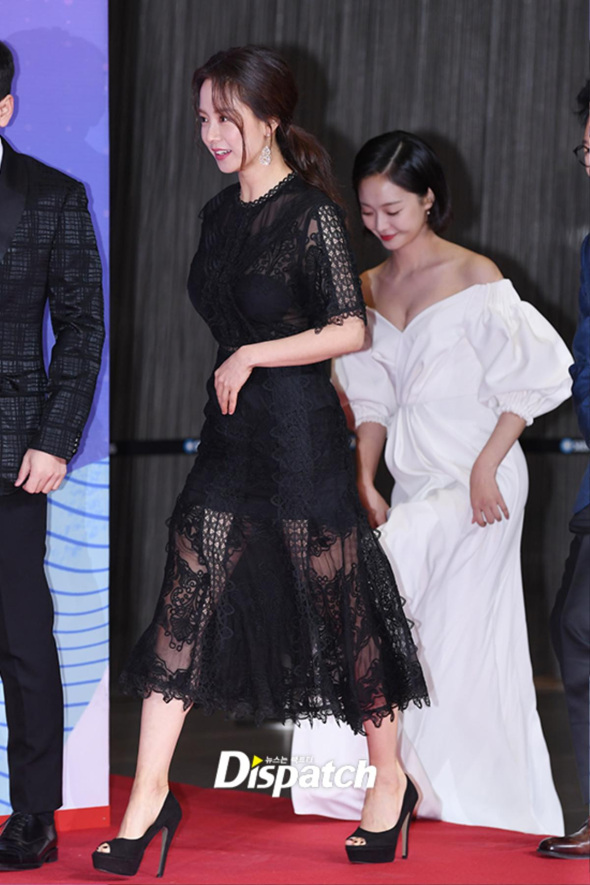 Thảm đỏ 'SBS Entertainment Awards 2018': Song Ji Hyo giản dị, Jeon So Mi - Jeon Hye Bin chiếm 'spotlight' khoe vòng một Ảnh 11