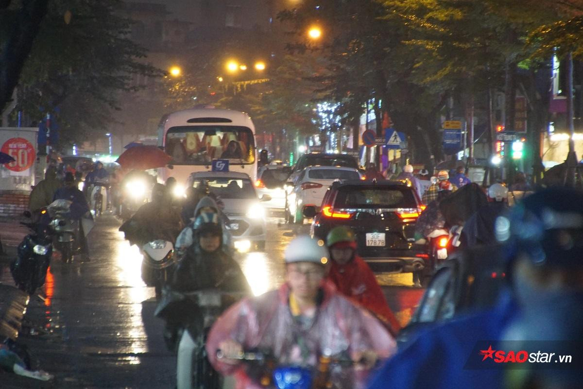 Tắc đường toàn tập trong ngày làm việc cuối cùng của năm, mọi người tranh thủ 'rời đô' nghỉ Tết Dương lịch Ảnh 8