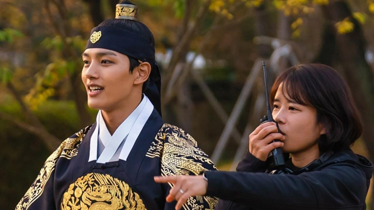 Đạo diễn và Yeo Jin Goo giới thiệu về 'The Clowned Crown': Mới mẻ, vui vẻ và mạnh mẽ Ảnh 10