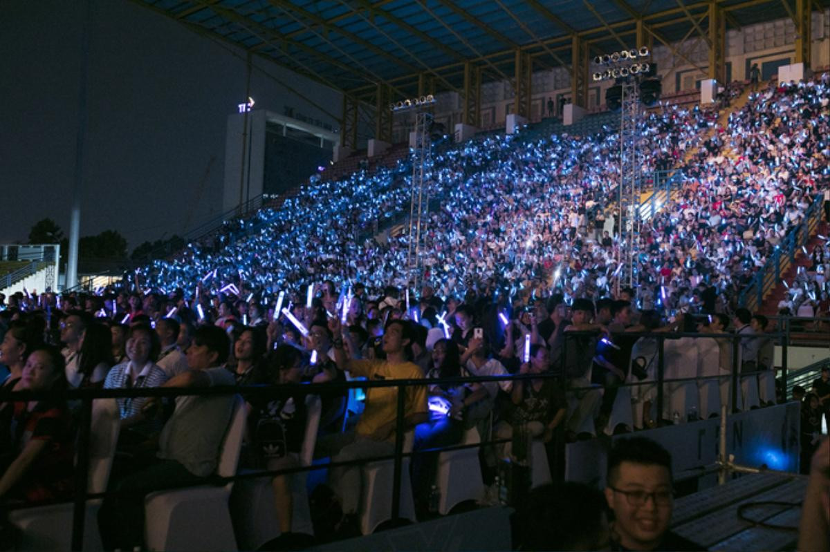 3 'bé' lighstick chào đời trong tháng 12 của 'ba' Noo, 'mẹ' Hương Giang và 'mẹ' Đông Nhi: Bạn 'cưng' sản phẩm nào nhất? Ảnh 5