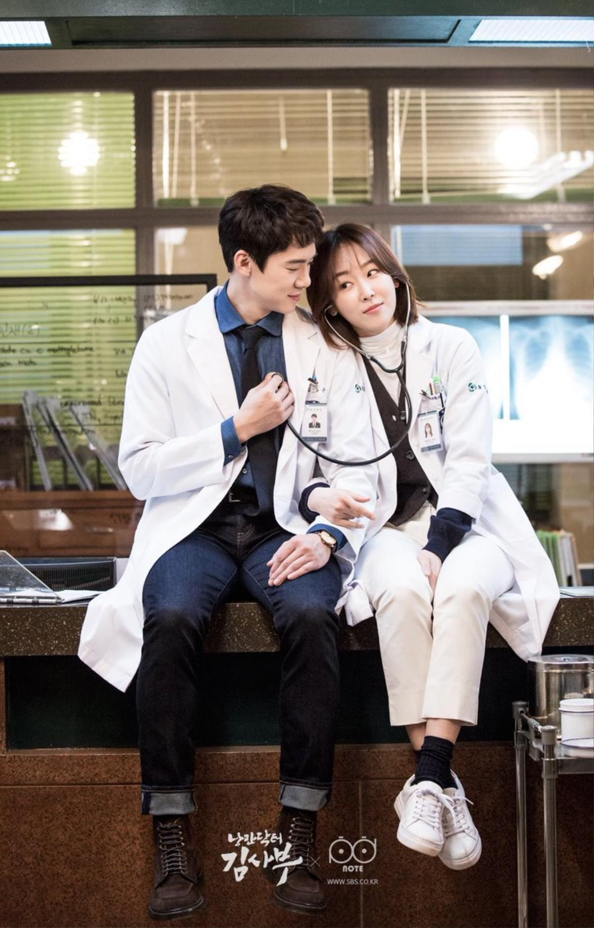 Mặc thời tiết lạnh, Seo Hyun Jin vẫn đến xem buổi biểu diễn của Yoon Yeon Seok Ảnh 2