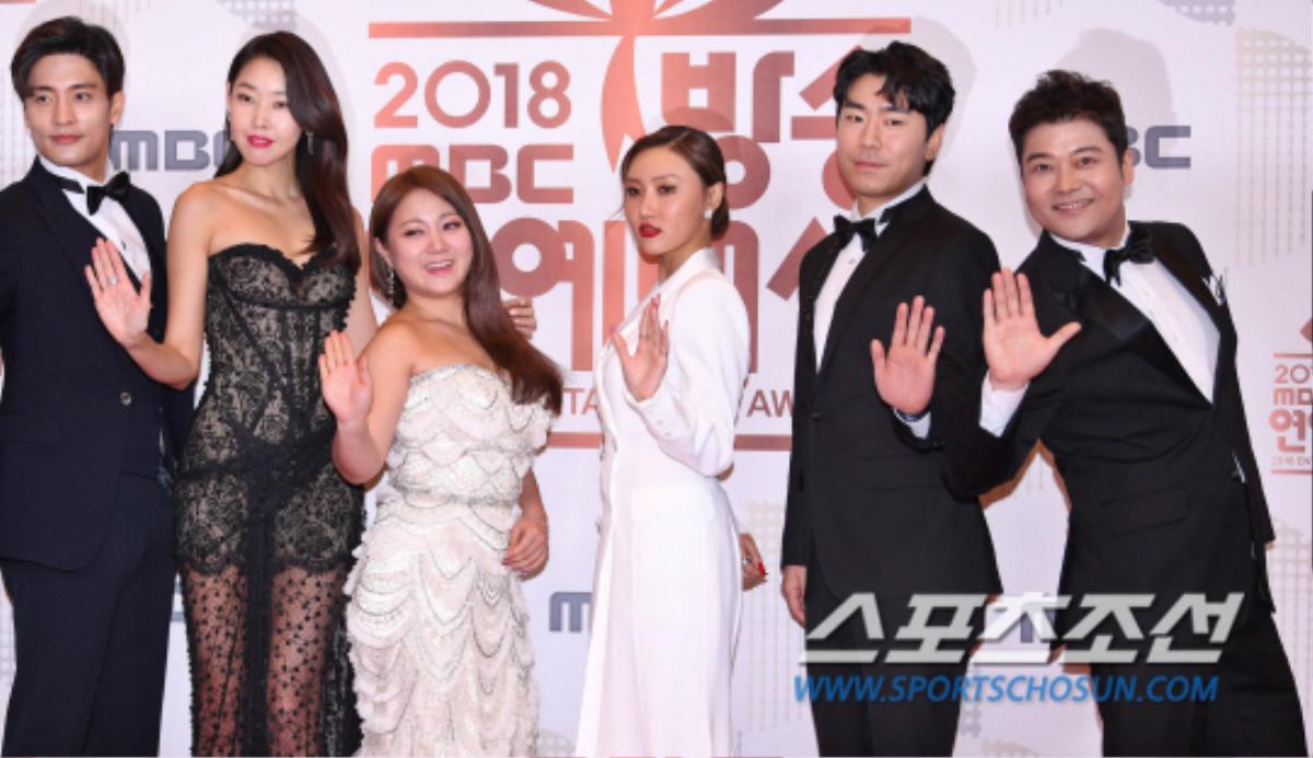 Kim So Hyun, Kang Daniel, Yuri cùng Seungri đổ bộ thảm đỏ 'MBC Entertainment Awards 2018' Ảnh 32