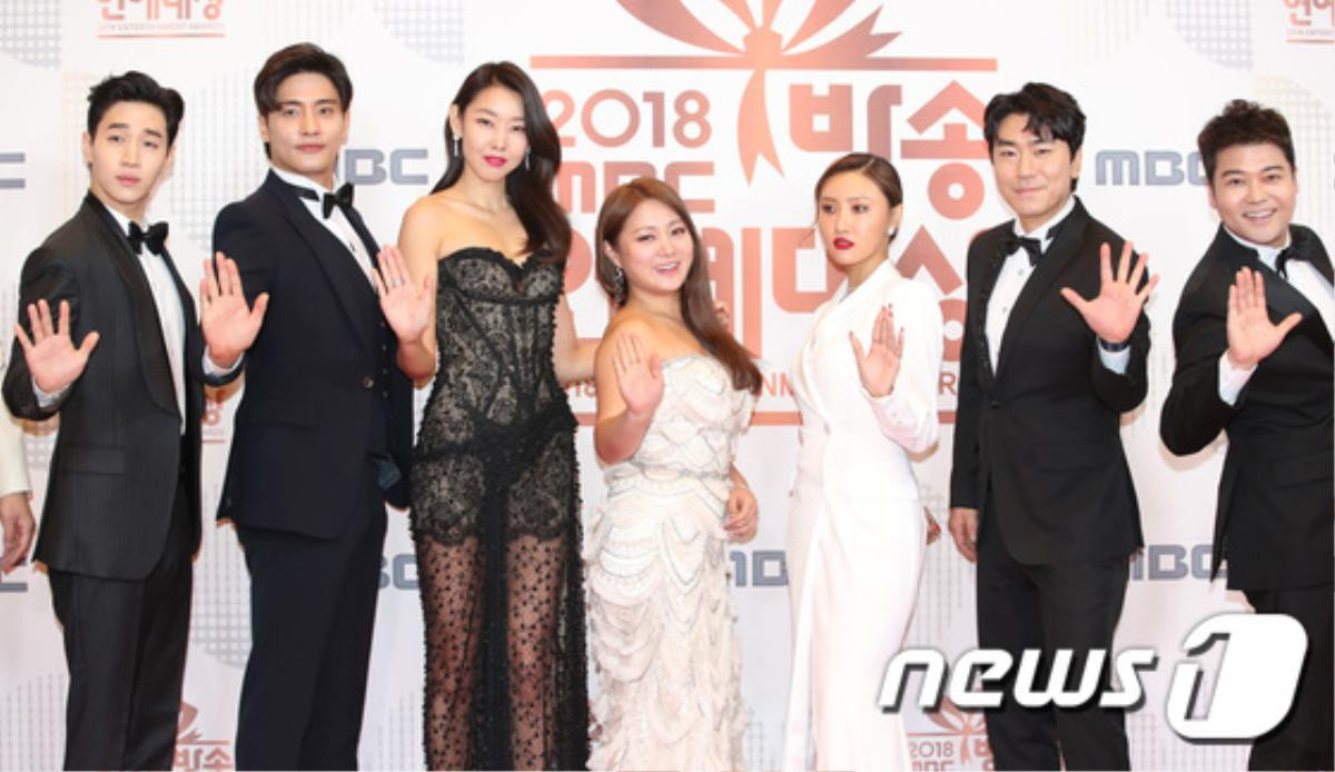 Kim So Hyun, Kang Daniel, Yuri cùng Seungri đổ bộ thảm đỏ 'MBC Entertainment Awards 2018' Ảnh 31