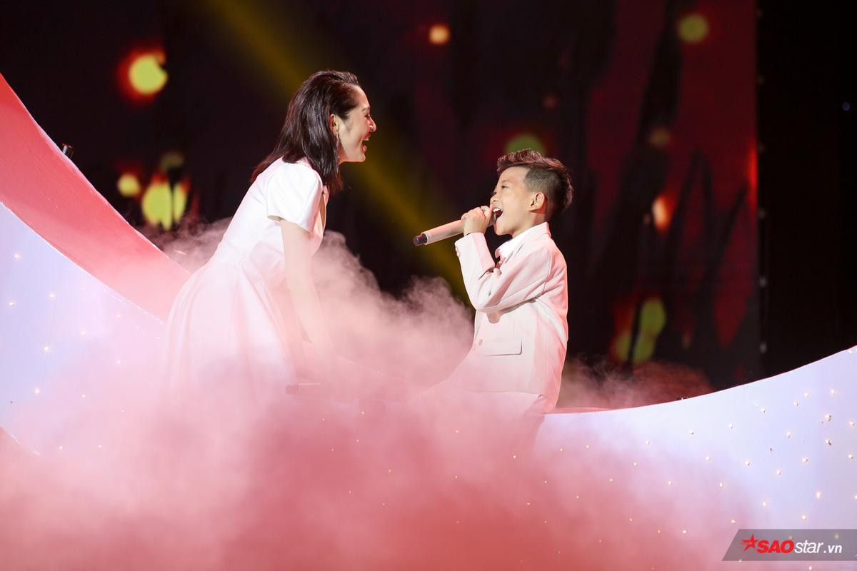 Chung kết The Voice Kids: Khắc Hưng 'vắng mặt' trên sân khấu, Bảo Anh vui vẻ dẫn Minh Chiến lên 'cung trăng' Ảnh 2