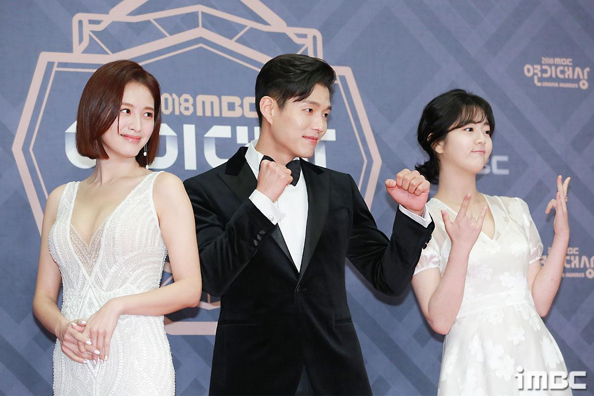 Thảm đỏ 'MBC Drama Awards 2018': Seohyun khoe sắc cùng 'ác nữ' Lee Yoo Ri, Moon Ga Young Ảnh 6