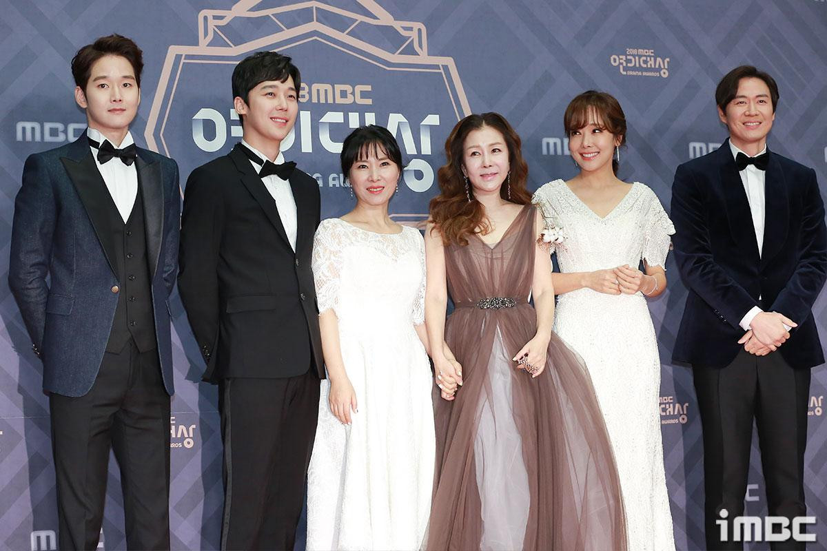 Thảm đỏ 'MBC Drama Awards 2018': Seohyun khoe sắc cùng 'ác nữ' Lee Yoo Ri, Moon Ga Young Ảnh 12