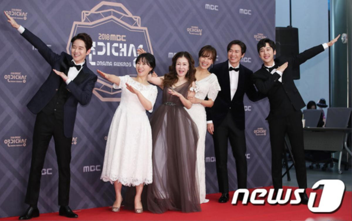 Thảm đỏ 'MBC Drama Awards 2018': Seohyun khoe sắc cùng 'ác nữ' Lee Yoo Ri, Moon Ga Young Ảnh 11